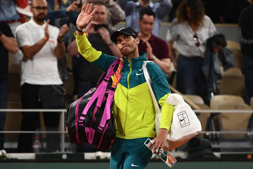 Rafa Nadal tuvo unas bonitas palabras hacia Alexander Zverev cuando cogió el micrófono en la pista central de Roland Garros. “Para mí es un sueño volver a la final de Roland Garros una vez más, pero al mismo tiempo, no de esta manera. He estado con él antes de volver a pista y es muy duro verle llorar. Es un momento muy duro. Le deseo todo lo mejor y una rápida recuperación”, dijo el español.