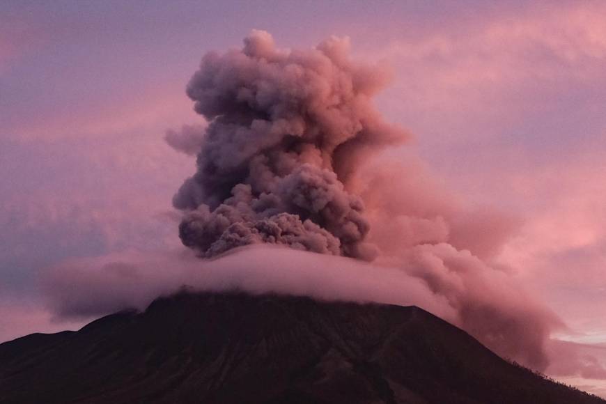 El volcán Ruang, ubicado en una zona remota del norte de Indonesia, volvió a entrar en erupción este viernes. 
