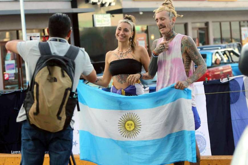 Esta pareja de argentinos viajó a Honduras para ver a Motagua ante Saprissa. Gastón y Jasmín son amigos de un miembro del Motagua.