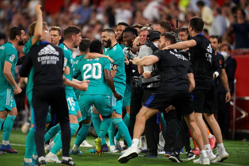 Todos los jugadores del Real Madrid se fueron encima de Karim Benzema celebrando el tercer gol ante Sevilla.