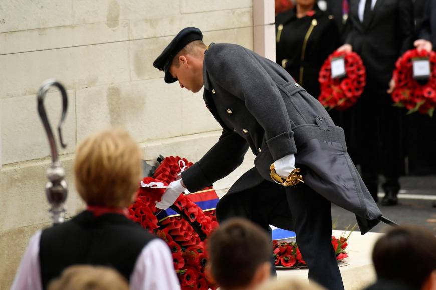 El príncipe William, tercero en la sucesión al trono, también colocó una ofrenda en memoria de los soldados fallecidos en combate.