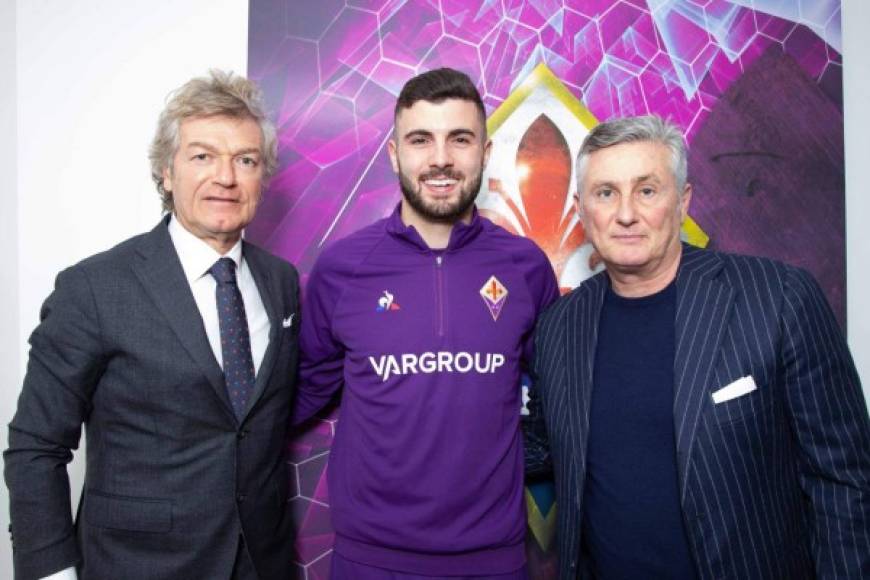 El delantero italiano Patrick Cutrone regresa a Italia. Seis meses después de dejar Milán, deja el Wolverhampton para irse a la Fiorentina. La fórmula es la de cesión con una obligación de compra establecida en 18 millones de euros.