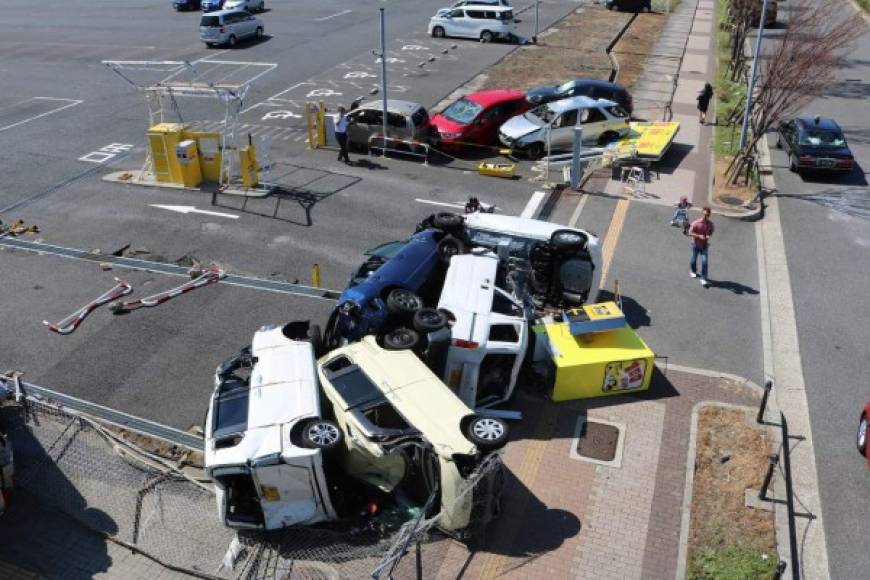 La región de Osaka fue una de las más afectada con numerosos edificios dañados, y cientos de autos arrastrados.