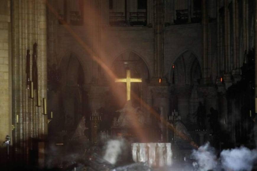 Los bomberos de París lograron salvar 'la estructura' de la catedral de Notre Dame y continúan luchando contra el devastador incendio que consumió gran parte del techo y derribó la aguja del histórico templo.