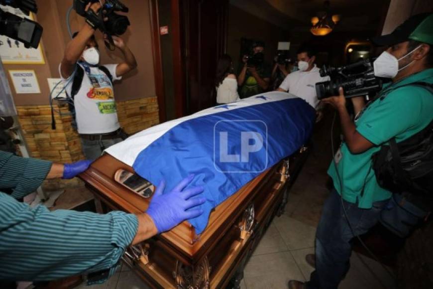 El féretro del Maestro llegó cubierto por una bandera de Honduras.