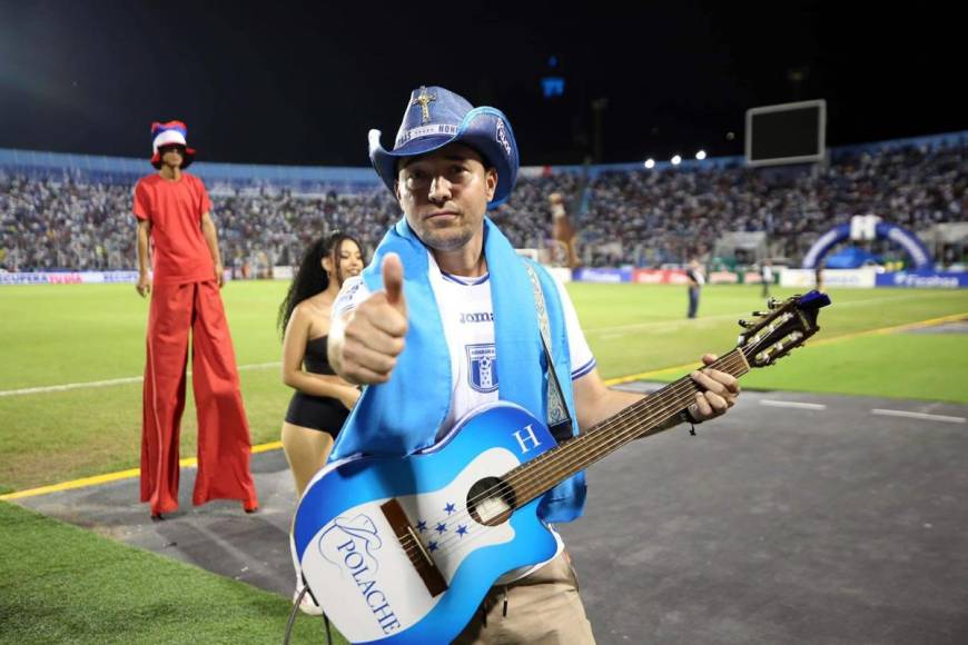 El músico hondureño Polache puso el ambiente previo al inicio del partido Honduras-México.