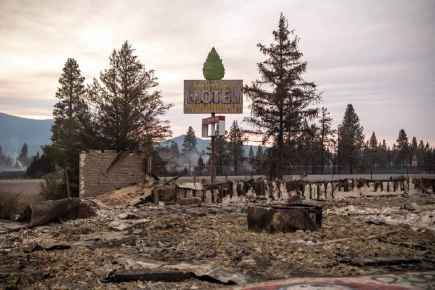 Un millar de personas fueron evacuadas en la provincia canadiense de Columbia Británica, cuando un incendio forestal hizo arder una pequeña localidad que llevaba tres días batiendo récords nacionales de máximas temperaturas.