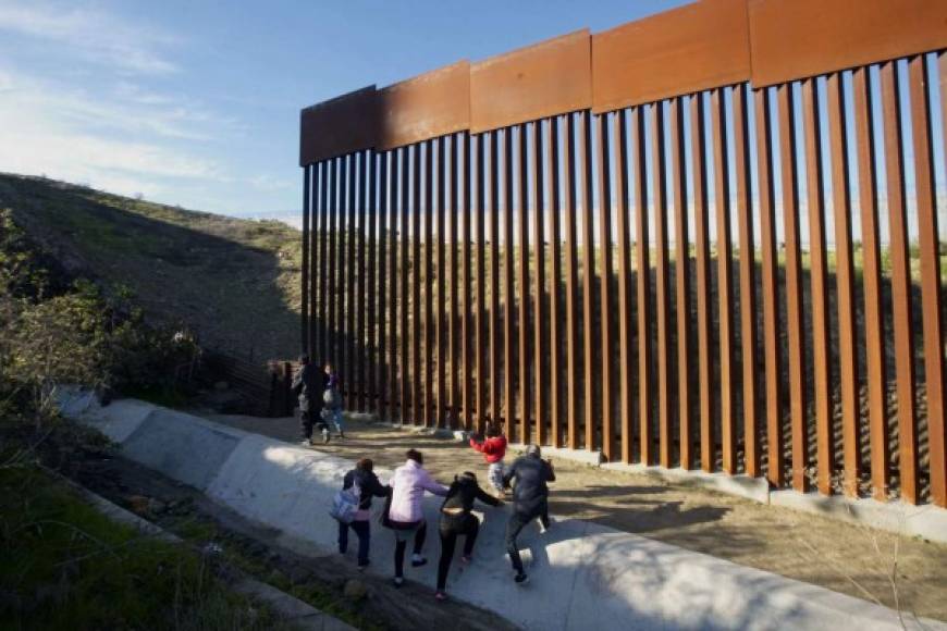 'Tenemos que construir el muro, es la seguridad de nuestro país (...) No tenemos otra opción', dijo Trump el domingo, remarcando que quiere una muralla de acero y no de concreto.