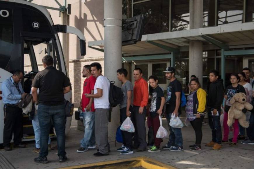 Los inmigrantes fueron dejados en una terminal de buses, desde donde viajarán a diferentes ciudades para reunirse con familiares o amigos mientras esperan su audiencia en la corte.