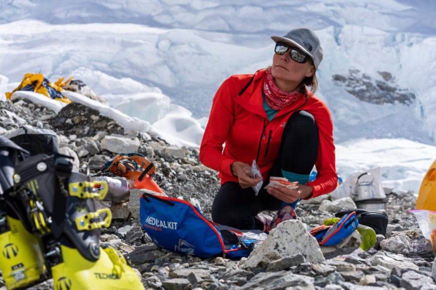 En 2012 se convirtió en la primera mujer en hacer la cima del Everest y del cercano Lhotse en 24 horas.