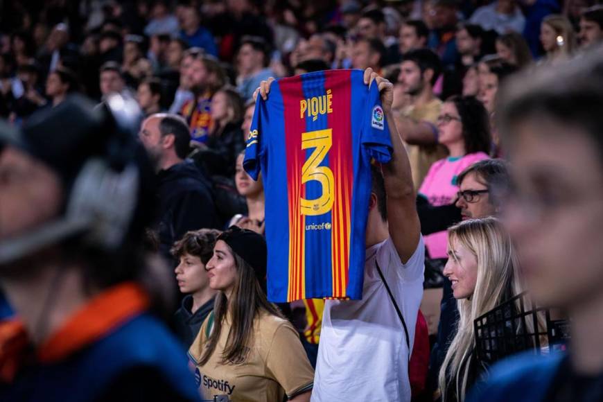 Otros aficionados portaron la camiseta de Piqué con ese histórico número 3.
