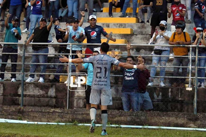 Roberto Moreira celebrando con los aficionados del Motagua tras su gol.