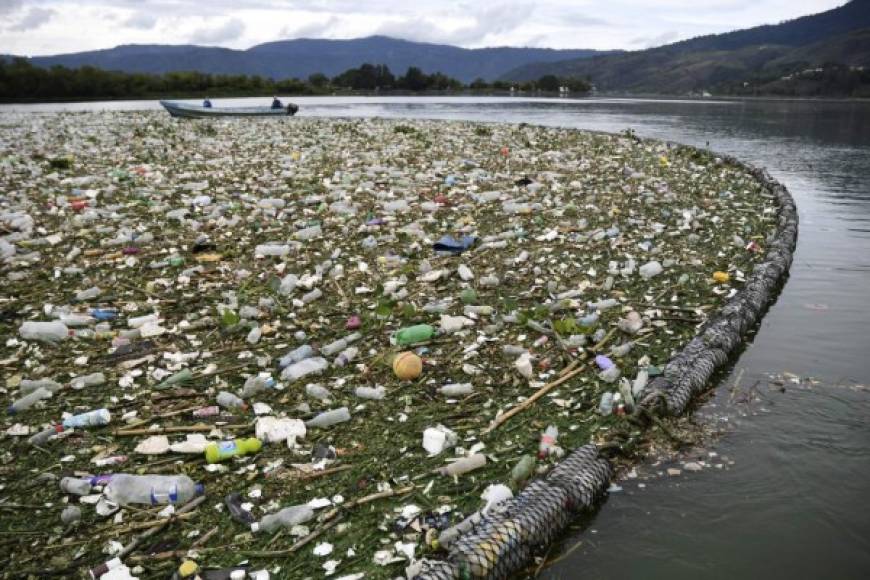 El lago Amatitlán se ha convertido en un símbolo de la falta de educación ambiental para los capitalinos de ese país centroamericano.