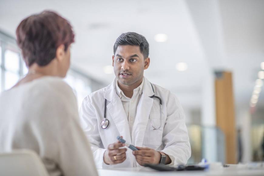 10. Visite a su médico periódicamente. Los motivos para hacerlo son claves en la salud, primero, porque previene los riesgos de sufrir una enfermedad antes de que aparezca, también detecta una enfermedad a tiempo para tener la posibilidad de controlarla y eliminarla, y por último minimiza el daño causado por alguna enfermedad.