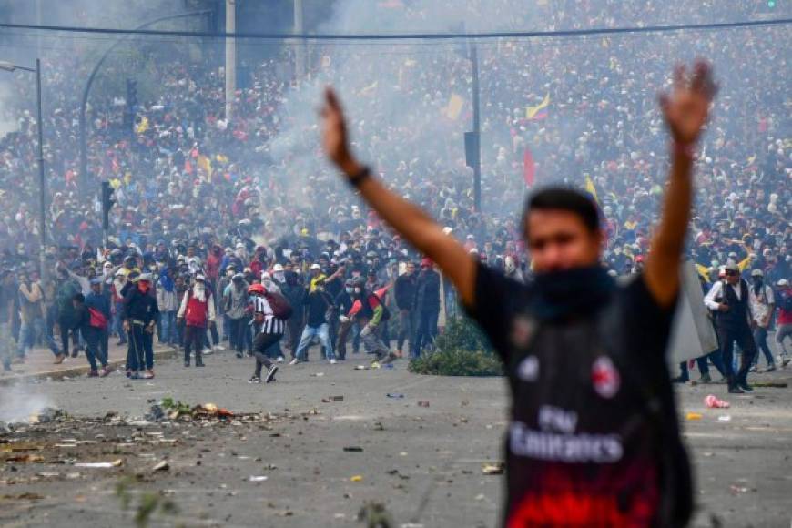 Los indígenas se concentran en el centro norte de Quito adonde llegaron entre el lunes y martes desde el interior del país y ahora realizan una manifestación contra el Gobierno liderado por Lenín Moreno.