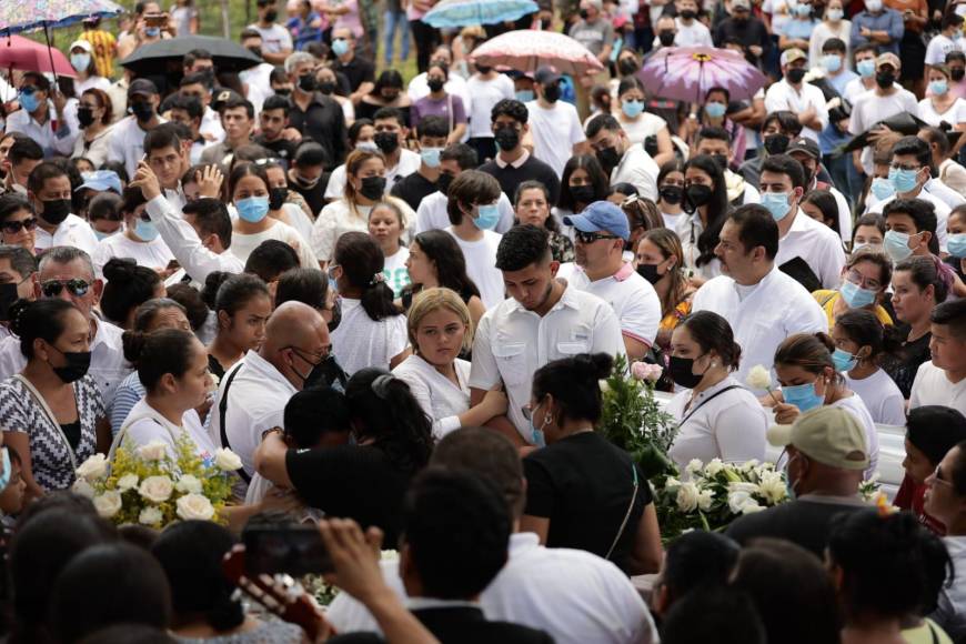 Decena de personas acompañaron a los familiares al sepelio para despedir a los tres muchachos.