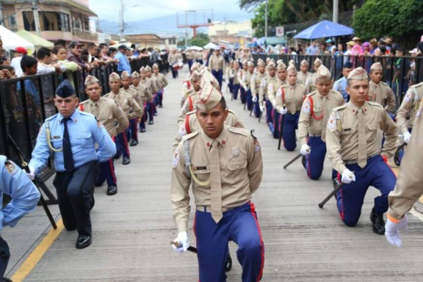 Honduras cumple hoy 195 años de independencia y miles de estudiantes de los colegios privados y públicos le rinden honor a la patria.