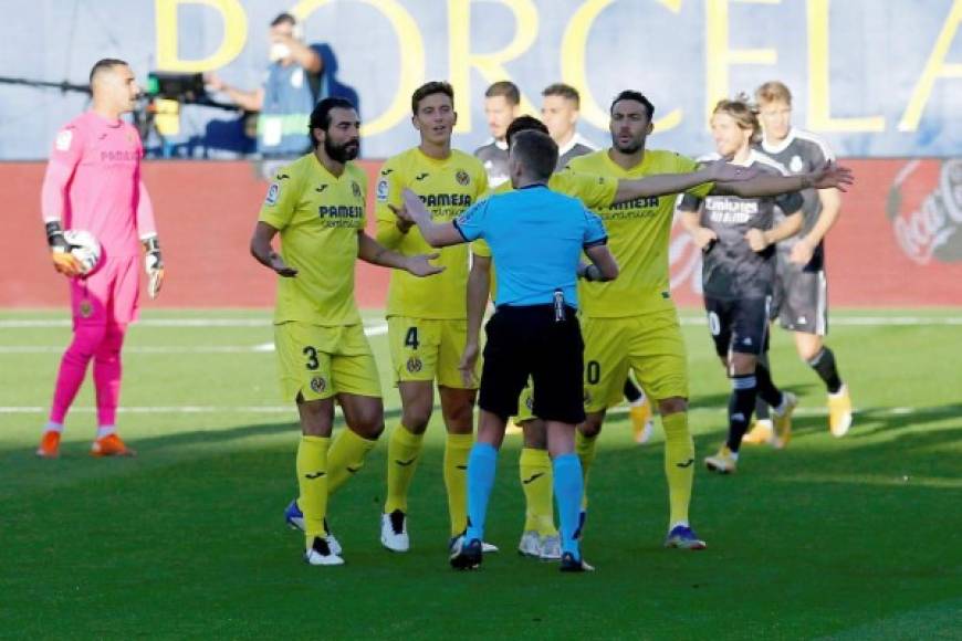 Los jugadores del Villarreal le reclamaron a la cuarteta arbitral ya que en el gol del Real Madrid el juez de línea había levantado su banderín.