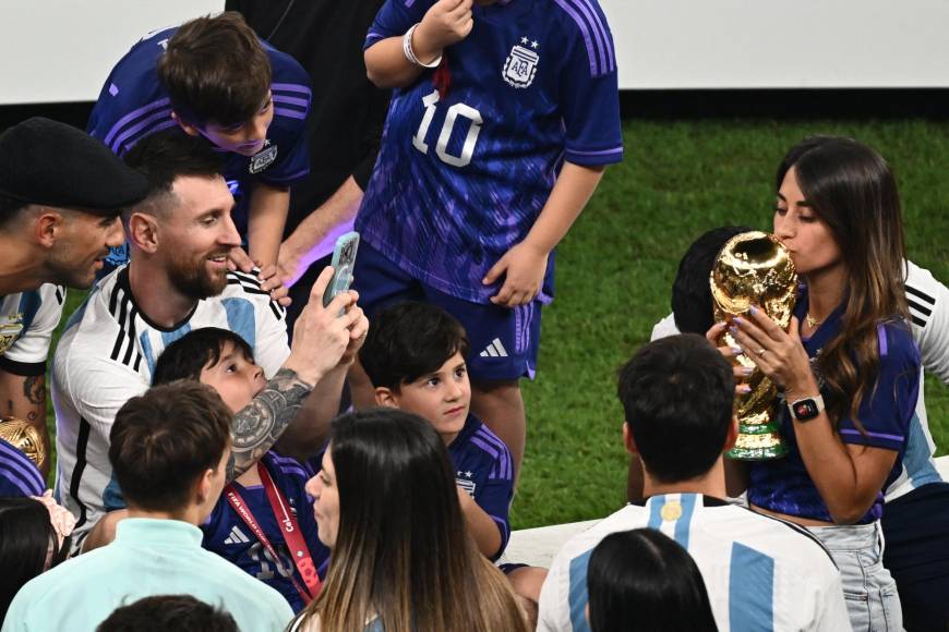 Y el hermoso gesto que tuvo Lionel Messi al tomarle una fotografía con la Copa del Mundo a Antonela.