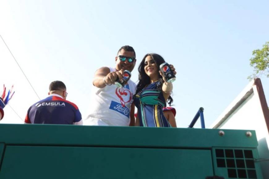 Ónice Flores y Cristian Castillo, junto a DJ Allan V, fueron los encargados de poner el ambiente en la carroza Pepsi.