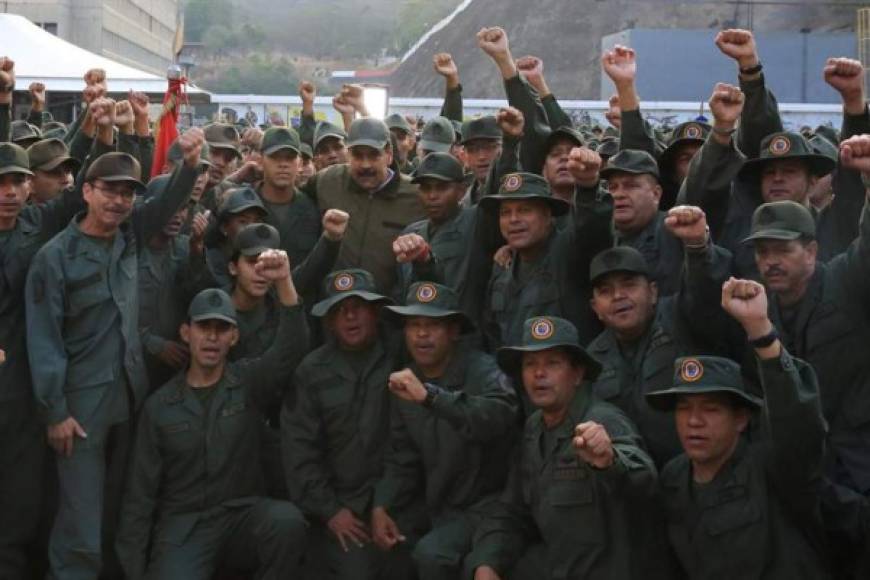 Por su parte, el número dos de la FANB, Remigio Ceballos, reiteró que los militares están obligados a ser fieles a Maduro, a quien reconocen como comandante en jefe.