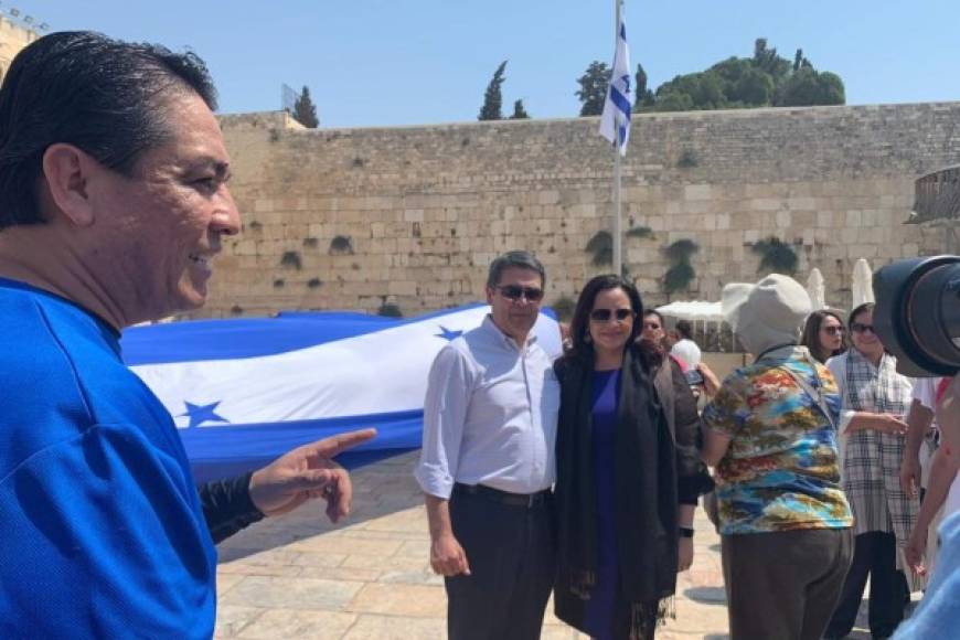 "'¡Qué bendición hoy Día de la Bandera desde Jerusalén, la bandera hondureña en el Muro de los Lamentos!', tuiteó la primera dama, Ana García de Hernández."