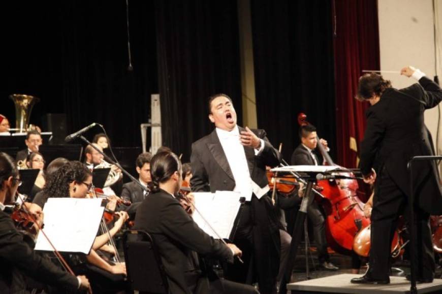 El tenor mexicano Gerardo Reynoso interpretó magistrales temas con la orquesta dirigida por el maestro Jorge Mejía.