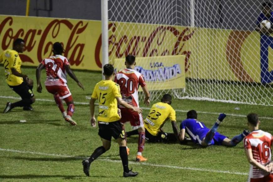 Rony Martínez falló un gol cantado en esta acción bajo la portería del Vida.