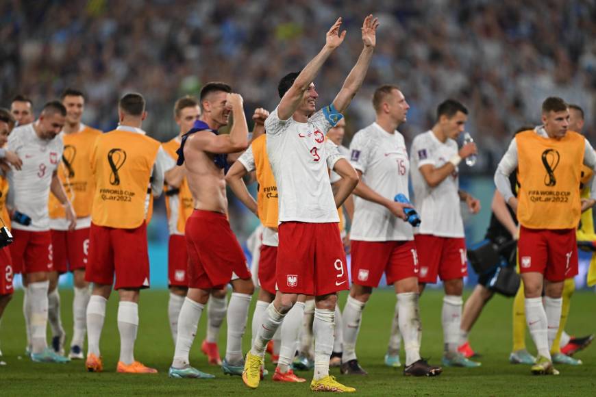 Y Lewandowski celebró la clasificación tras el empate en puntos de México, quien quedó eliminado del Mundial por Fair-Play.