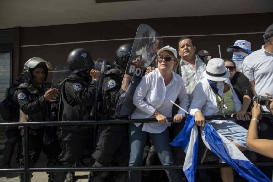 Las protestas contra Ortega y su esposa, la vicepresidenta Rosario Murillo, comenzaron el 18 de abril por unas fallidas reformas a la seguridad social y se convirtieron en un reclamo que pide su renuncia, después de once años en el poder, con acusaciones de abuso de poder y corrupción.
