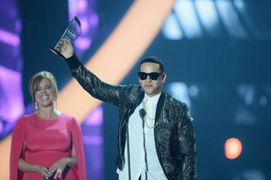 El cantante puertorriqueño Daddy Yankee posa con el premio 'Líder de la Industria' durante la gala de los premios Billboard a la Música Latina.