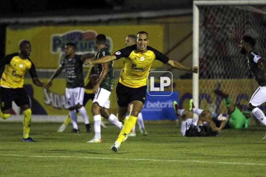 Así corría a celebrar Getsel Montes su gol contra el Marathón.