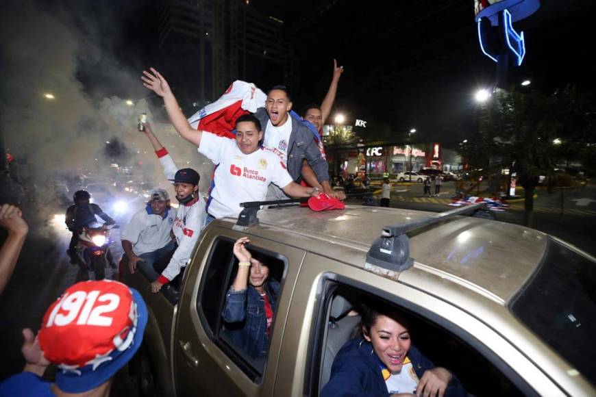 En caravana festejaron los aficionados del Olimpia la obtención de la Copa 35 en la historia de la Liga Nacional.