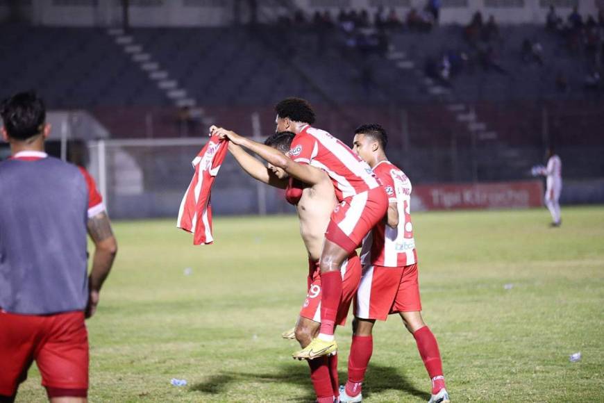 El delantero del Vida primero mostró su camiseta al público presente tras el gol.