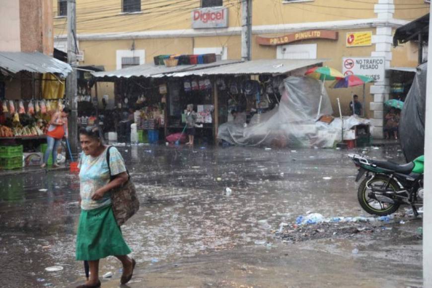 Los capitalinos se refrescaron con la lluvia que azota en la capital de Honduras. Fotos Andro Rodríguez.