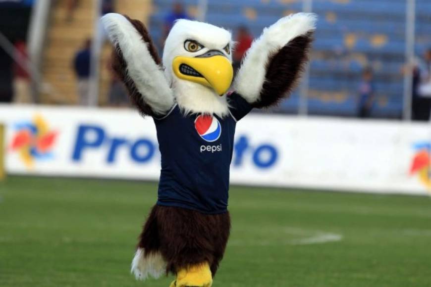 La mascota del Motagua en la cancha del estadio Nacional se robó el show.