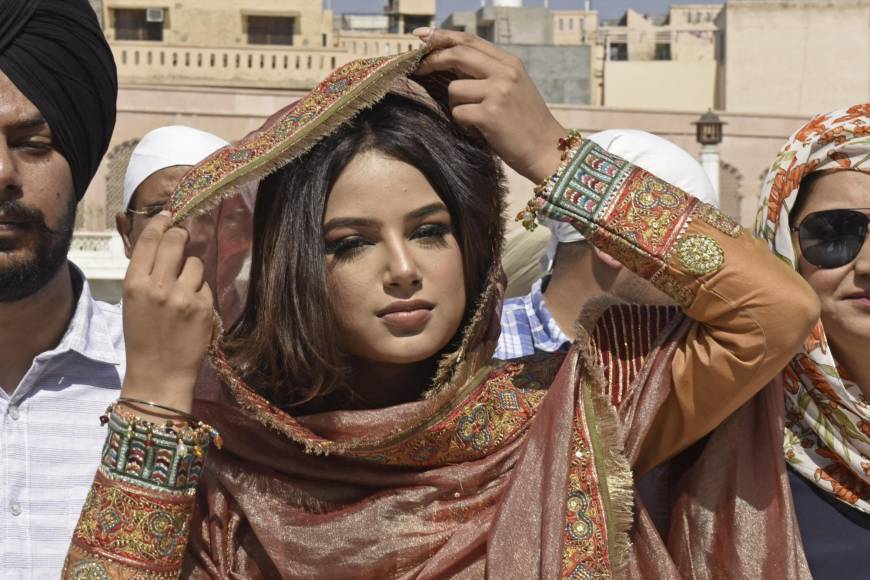 Miss Universe 2021, Harnaaz Kaur Sandhu en el Golden Temple en Amritsar, el pasado 1 de abril 