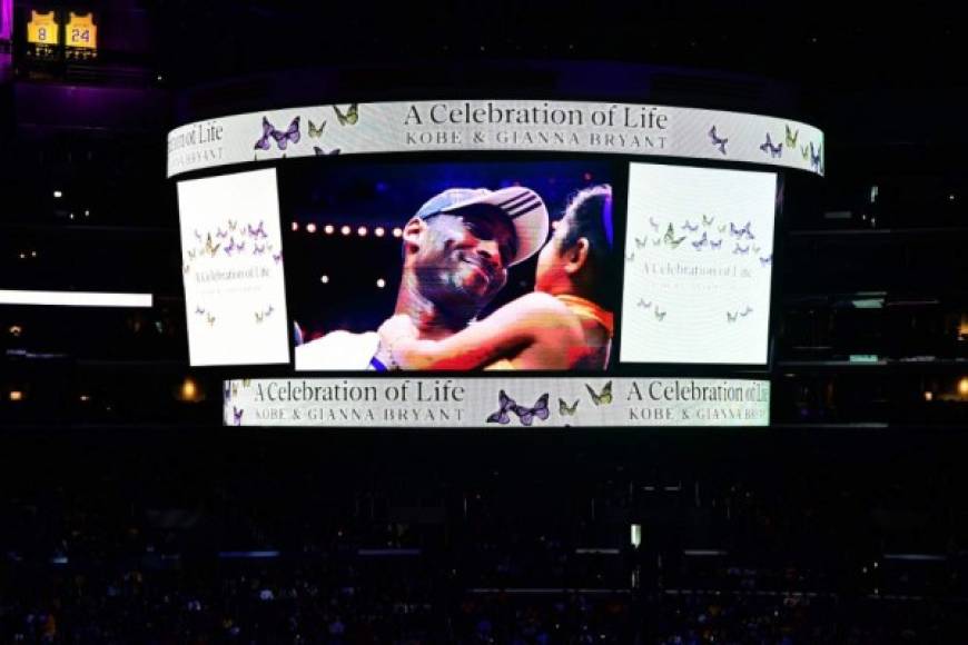 El lunes, en el Staples Center en Los Ángeles se llevó a cabo la Celebración de La Vida, la ceremonia oficial en honor a Kobe Bryant y su hija Gianna, con la que los Ángeles Lakers, su familia y casi 20.000 asistentes le rindieron un último tributo al ex jugador de la NBA.