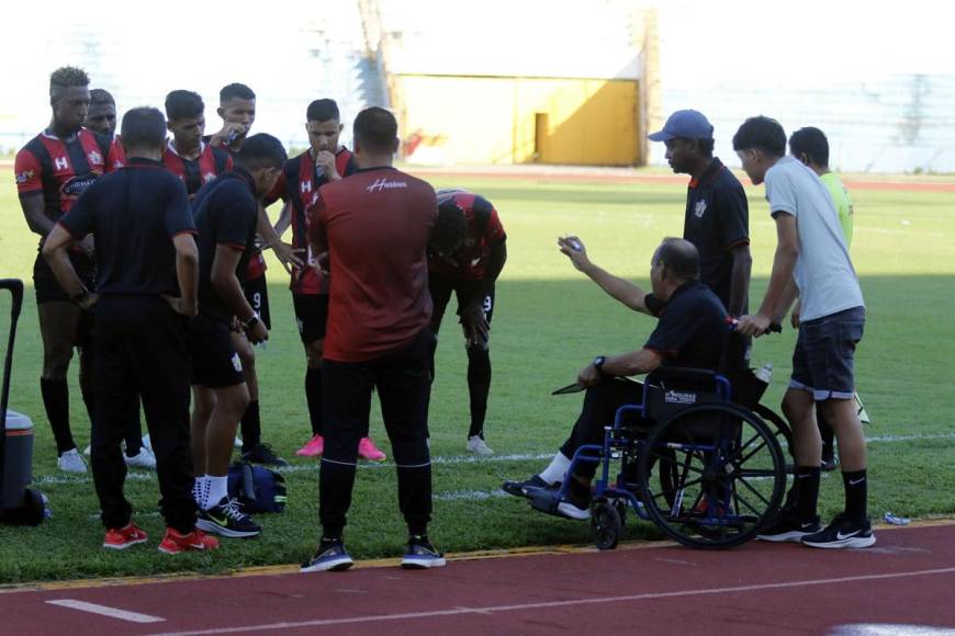 Pese a su enfermdad, Orlando Caballero dirigió el partido ante el Platense y le dio indicaciones a sus jugadores.