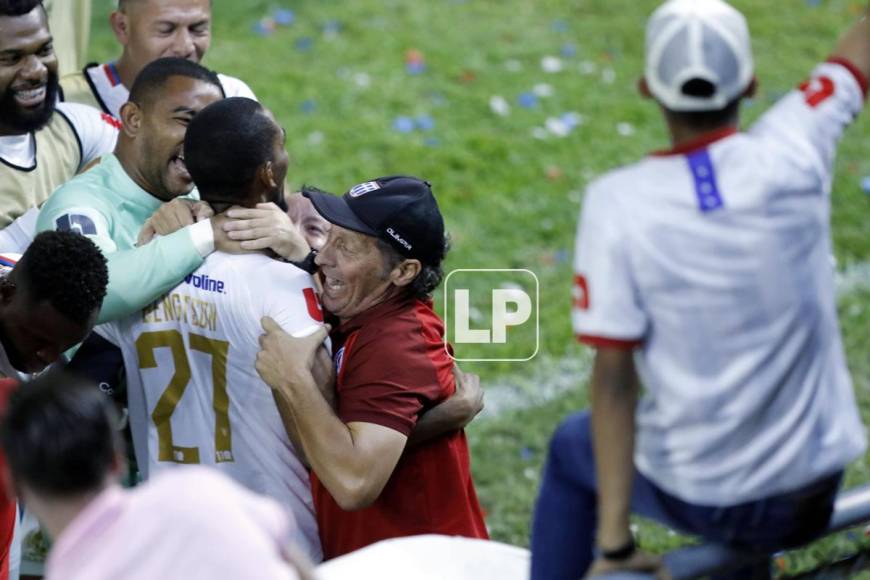 Pedro Troglio celebró como uno más el gol de Jerry Bengtson.