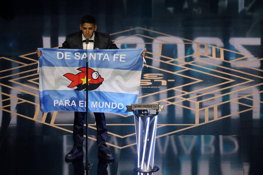 Hugo Daniel Iñiguez mostró una bandera con los colores de Argentina y con la frase “de Santa Fe para el mundo”.
