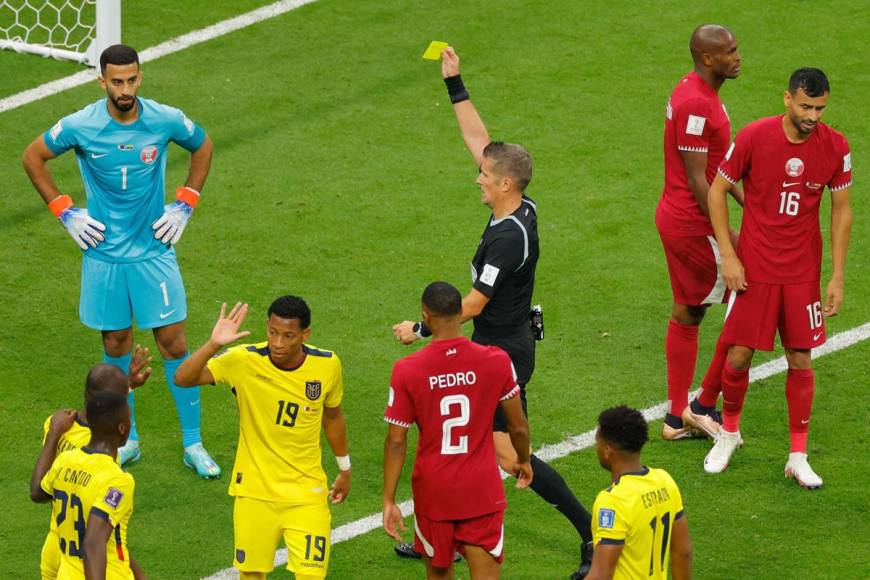 El árbitro italiano Daniele Orsato le mostró tarjeta amarilla a Saad Al Sheeb por la falta penal.