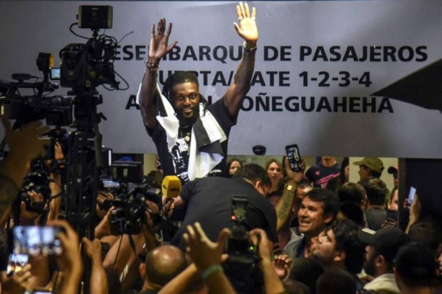 A los cantos de 'Manolito, Manolito', como le decían en el Real Madrid, y 'esta es tu gente Adebayor', centenares de hinchas del Olimpia recibieron al jugador africano, de 35 años.