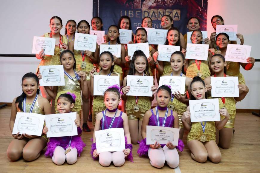 Las hermosas bailarinas recibieron diplomas de reconocimiento a su esfuerzo y dedicación en el aprendizaje de diversas danzas.