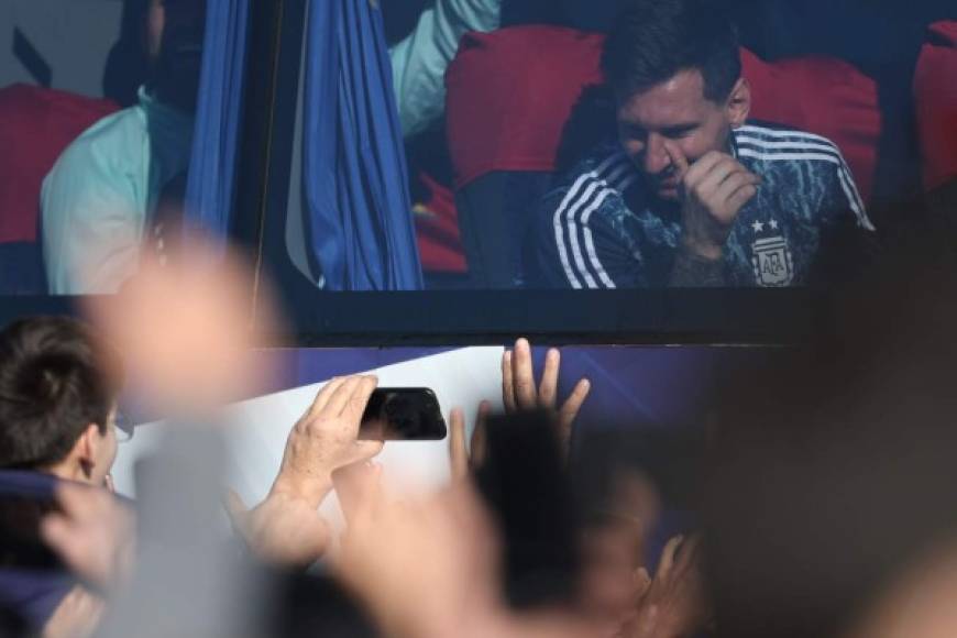 La delegación encabezada por Messi aterrizó en el Aeropuerto de Ezeiza, alrededor de las 8.45, y se dirigió directamente al predio de la AFA, donde instalaron una Copa América gigante y muchos carteles para homenajear al plantel de Lionel Scaloni.