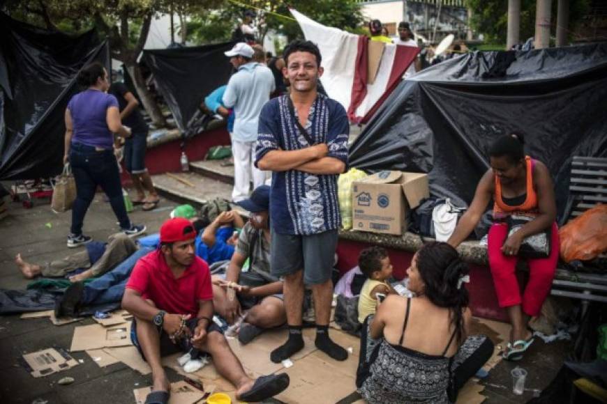 Neri Valenzuela sonríe en un refugio en Chiapas. El migrante centroamericano quiere establecerse en Miami.
