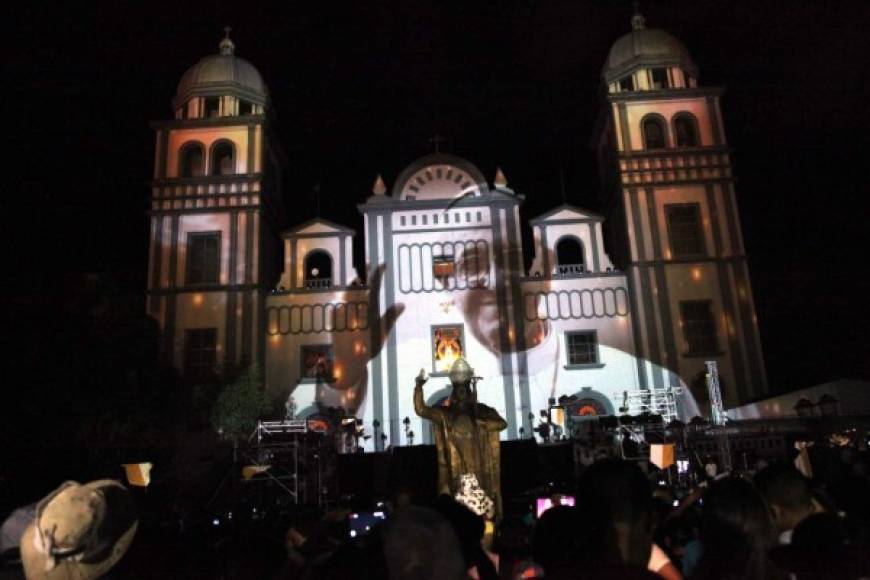 La imagen del Papa reflejada en la fachada de la iglesia.