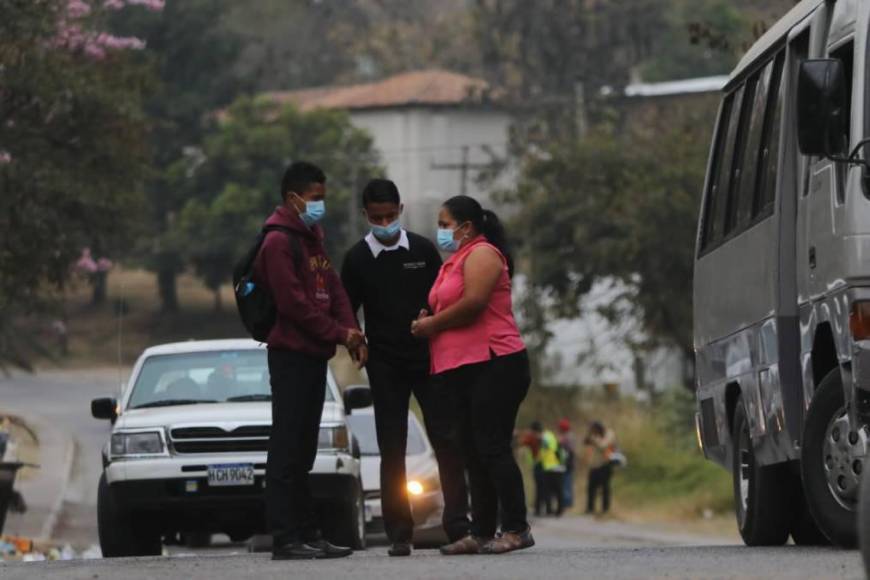 Madres tuvieron que caminar para llevar a sus hijos a sus centros de estudio. 