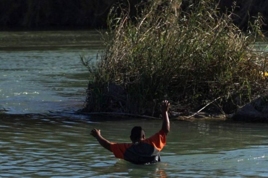 Los migrantes lucharon contra las fuertes corrientes del río y rechazaron ser rescatados por las autoridades mexicanas.