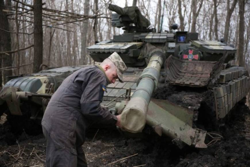 Ucrania, que también ha desplegado sus tropas, ha alertado en las últimas semanas a la comunidad internacional del aumento de la presencia militar rusa cerca de su frontera y en Crimea, además del incremento de las violaciones del alto el fuego en el Donbás, donde desde 2014 se enfrentan el Ejército ucraniano y los separatistas prorrusos.